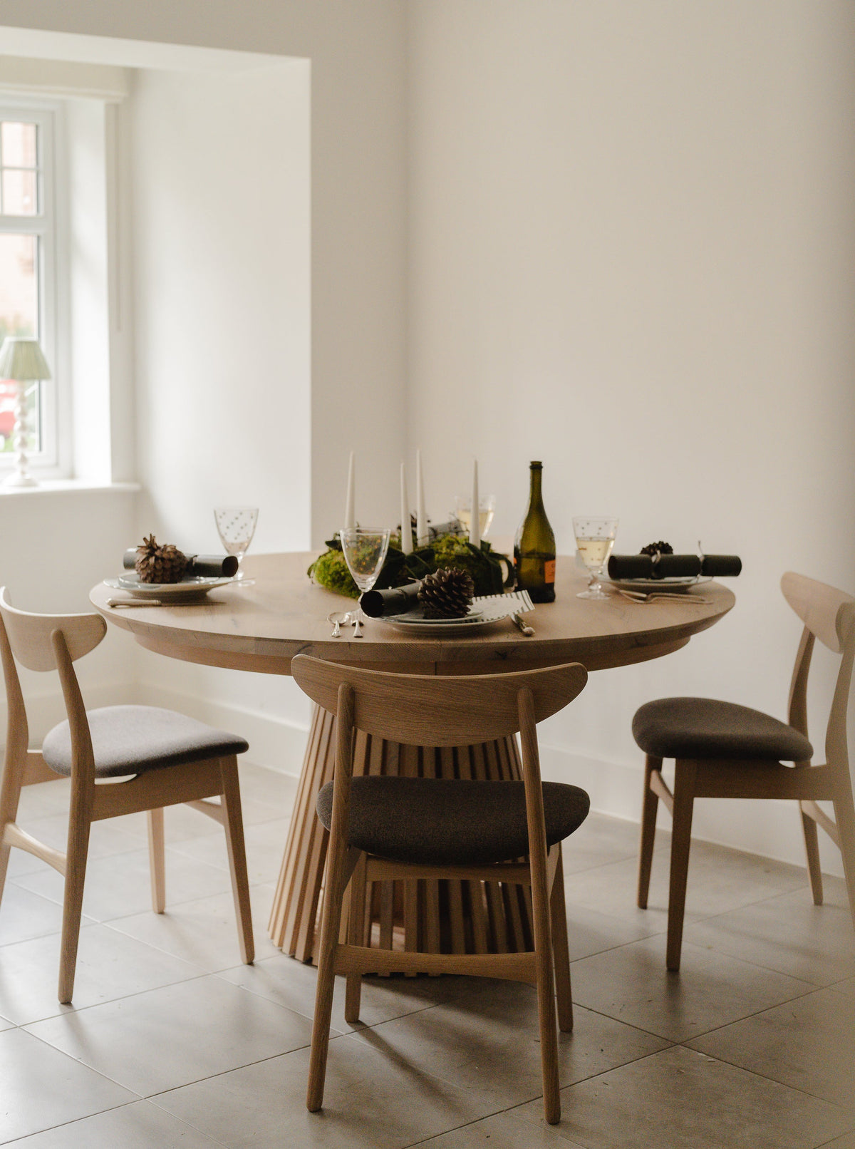 Vivien Round Extendable Dining Table in Light Oak